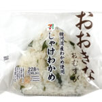 セブンイレブンのおおきなおむすびしゃけわかめを比較する。税込価格：246円、カロリー：250kcal、1円あたりカロリー：1.02kcal/円、たんぱく質：5.6g、1円あたりたんぱく質：0.02g/円、脂質：2.1g、炭水化物：53.3g、糖質：50.8g、食物繊維：2.5g、食塩相当量：2.6g。だしで炊いたご飯に、駿河湾産わかめとほぐしたしゃけを混ぜ込んだおむすびです。アレルギー：なし。