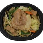 セブンイレブンの肉野菜炒め 青森県産地養豚使用を比較する。税込価格：387円、カロリー：187kcal、1円あたりカロリー：0.48kcal/円、たんぱく質：10g、1円あたりたんぱく質：0.03g/円、脂質：8.7g、炭水化物：20.1g、糖質：14.4g、食物繊維：5.7g、食塩相当量：3.1g。コクのある醤油たれが効いた、１／２日分の野菜が摂れる野菜炒めです。野菜を高温短時間で炒めることで、香ばしい風味とシャキシャキの食感に仕上げました。アレルギー：小麦。