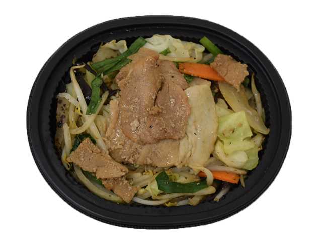 セブンイレブンの肉野菜炒め 青森県産地養豚使用を比較する。税込価格：387円、カロリー：187kcal、1円あたりカロリー：0.48kcal/円、たんぱく質：10g、1円あたりたんぱく質：0.03g/円、脂質：8.7g、炭水化物：20.1g、糖質：14.4g、食物繊維：5.7g、食塩相当量：3.1g。コクのある醤油たれが効いた、１／２日分の野菜が摂れる野菜炒めです。野菜を高温短時間で炒めることで、香ばしい風味とシャキシャキの食感に仕上げました。アレルギー：小麦。