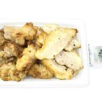 セブンイレブンの静岡県産わさびで食べる焼鳥＆豚とろを比較する。税込価格：462円、カロリー：329kcal、1円あたりカロリー：0.71kcal/円、たんぱく質：23g、1円あたりたんぱく質：0.05g/円、脂質：24.9g、炭水化物：3.5g、糖質：3.1g、食物繊維：0.4g、食塩相当量：2.2g。ジューシーに焼き上げた焼鳥と豚とろを静岡県産わさびで食べるおつまみ惣菜です。アレルギー：小麦。