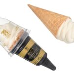セブンイレブンの７プレミアムゴールド 金のワッフルコーン マダガスカルバニラを比較する。税込価格：376円、カロリー：309kcal、1円あたりカロリー：0.82kcal/円、たんぱく質：4.8g、1円あたりたんぱく質：0.01g/円、脂質：17.4g、炭水化物：33.4g、糖質：32.9g、食物繊維：0.5g、食塩相当量：0.2g。ひと口目からバニラの味わいと濃厚でクリーミーなミルクの味わいが楽しめるバニラソフトクリームです。アレルギー：卵、乳、小麦。