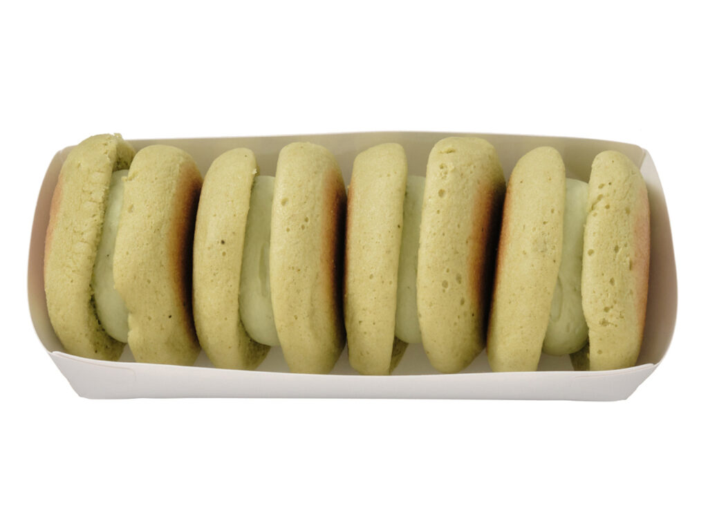 セブンイレブンの７プレミアム 抹茶スフレ ４個入を比較する。税込価格：300円、カロリー：440kcal、1円あたりカロリー：1.47kcal/円、たんぱく質：6.4g、1円あたりたんぱく質：0.02g/円、脂質：20.9g、炭水化物：57.1g、糖質：56.2g、食物繊維：0.9g、食塩相当量：0.5g。抹茶風味のスフレ生地とくちどけなめらかな抹茶クリームが楽しめるスイーツ４個入です。アレルギー：卵、乳、小麦。