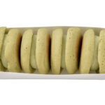 セブンイレブンの７プレミアム 抹茶スフレ ４個入を比較する。税込価格：300円、カロリー：440kcal、1円あたりカロリー：1.47kcal/円、たんぱく質：6.4g、1円あたりたんぱく質：0.02g/円、脂質：20.9g、炭水化物：57.1g、糖質：56.2g、食物繊維：0.9g、食塩相当量：0.5g。抹茶風味のスフレ生地とくちどけなめらかな抹茶クリームが楽しめるスイーツ４個入です。アレルギー：卵、乳、小麦。