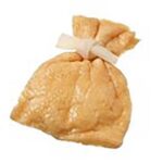 セブンイレブンのおでん お餅の巾着を比較する。税込価格：195円、カロリー：102kcal、1円あたりカロリー：0.52kcal/円、たんぱく質：4.9g、1円あたりたんぱく質：0.03g/円、脂質：3.4g、炭水化物：13.3g、糖質：12.9g、食物繊維：0.4g、食塩相当量：0g。ふっくらとした国産のお餅をお揚げで包んだ商品。アレルギー：なし。