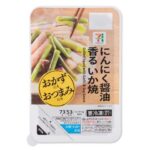 セブンイレブンの７プレミアム にんにく醤油香るいか焼を比較する。税込価格：300円、カロリー：53kcal、1円あたりカロリー：0.18kcal/円、たんぱく質：8.7g、1円あたりたんぱく質：0.03g/円、脂質：0.8g、炭水化物：3.4g、糖質：2.2g、食物繊維：1.2g、食塩相当量：1.4g。おかずにもおつまみにもなる惣菜シリーズ。やわらかくて食べやすいイカ耳を、おろしにんにくと醤油で風味よく仕上げました。アレルギー：小麦。