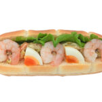セブンイレブンの海老ブロッコリーサラダロールを比較する。税込価格：410円、カロリー：201kcal、1円あたりカロリー：0.49kcal/円、たんぱく質：8.2g、1円あたりたんぱく質：0.02g/円、脂質：7.5g、炭水化物：26.2g、糖質：24g、食物繊維：2.2g、食塩相当量：1.8g。タルタルソース仕立てのブロッコリーサラダと海老、半熟卵を組み合わせ。オーロラソースでアクセントを加えた商品です。アレルギー：卵、乳、小麦、えび。