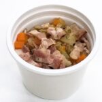 セブンイレブンの野菜とベーコンのコンソメスープを比較する。税込価格：346円、カロリー：114kcal、1円あたりカロリー：0.33kcal/円、たんぱく質：10.7g、1円あたりたんぱく質：0.03g/円、脂質：4.7g、炭水化物：8g、糖質：6.3g、食物繊維：1.7g、食塩相当量：3.6g。牛骨スープ、ビーフコンソメ、ビーフオイルでコクと旨味を付与し、香辛料をきかせたスープに、ベーコンと人参、玉葱、キャベツを盛り付けました。アレルギー：卵、乳、小麦。