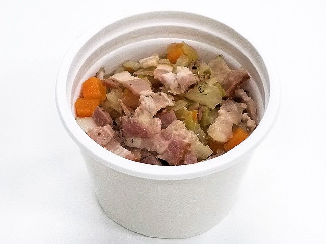 セブンイレブンの野菜とベーコンのコンソメスープを比較する。税込価格：346円、カロリー：114kcal、1円あたりカロリー：0.33kcal/円、たんぱく質：10.7g、1円あたりたんぱく質：0.03g/円、脂質：4.7g、炭水化物：8g、糖質：6.3g、食物繊維：1.7g、食塩相当量：3.6g。牛骨スープ、ビーフコンソメ、ビーフオイルでコクと旨味を付与し、香辛料をきかせたスープに、ベーコンと人参、玉葱、キャベツを盛り付けました。アレルギー：卵、乳、小麦。