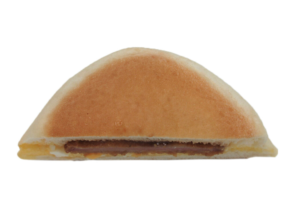 セブンイレブンのチキンハムカツ＆たまごサンドを比較する。税込価格：160円、カロリー：309kcal、1円あたりカロリー：1.93kcal/円、たんぱく質：6.3g、1円あたりたんぱく質：0.04g/円、脂質：18.9g、炭水化物：29g、糖質：28g、食物繊維：1g、食塩相当量：1.5g。ソフトでふんわりとした食感の生地に、ハムカツとたまごをサンドした惣菜パンです。価格を税抜１４０円から１４８円に変更します。アレルギー：卵、乳、小麦。