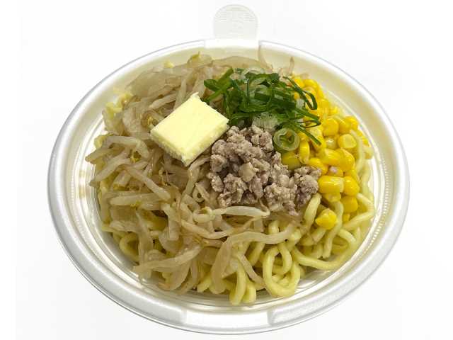 セブンイレブンの熟成ちぢれ麺 濃厚味噌バターコーンラーメンを比較する。税込価格：540円、カロリー：546kcal、1円あたりカロリー：1.01kcal/円、たんぱく質：22.5g、1円あたりたんぱく質：0.04g/円、脂質：15g、炭水化物：82.9g、糖質：77.5g、食物繊維：5.4g、食塩相当量：7.4g。北海道味噌などを使った特製スープに、小麦粉の風味，甘みを感じる熟成中太ちぢれ麺を組合せた味噌ラーメンです。アレルギー：卵、乳、小麦。
