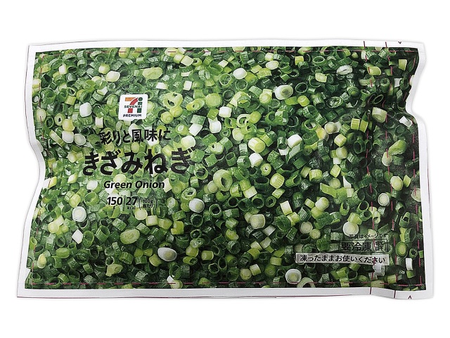 セブンイレブンの７プレミアム きざみねぎ。税込価格：160円、カロリー：27kcal、たんぱく質：2g、脂質：0.3g、炭水化物：5.4g、糖質：2.9g、食物繊維：2.5g、食塩相当量：0g。素材の風味、美味しさがそのまま味わえる、冷凍きざみねぎです。アレルギー：なし。