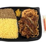 セブンイレブンのピリ辛チキン＆２色そぼろ弁当を比較する。税込価格：700円、カロリー：727kcal、1円あたりカロリー：1.04kcal/円、たんぱく質：29.7g、1円あたりたんぱく質：0.04g/円、脂質：21.3g、炭水化物：105.3g、糖質：102.9g、食物繊維：2.4g、食塩相当量：3.9g。原材料高騰の為、商品価格を変更しております。玉子そぼろ、鶏そぼろをのせたご飯と、スパイシーなピリ辛タレで和えた鶏唐揚げのお弁当です。アレルギー：卵、乳、小麦。