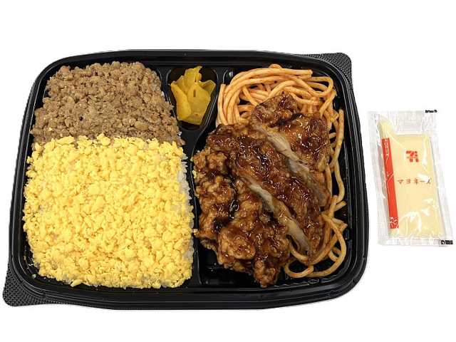 セブンイレブンのピリ辛チキン＆２色そぼろ弁当を比較する。税込価格：700円、カロリー：727kcal、1円あたりカロリー：1.04kcal/円、たんぱく質：29.7g、1円あたりたんぱく質：0.04g/円、脂質：21.3g、炭水化物：105.3g、糖質：102.9g、食物繊維：2.4g、食塩相当量：3.9g。原材料高騰の為、商品価格を変更しております。玉子そぼろ、鶏そぼろをのせたご飯と、スパイシーなピリ辛タレで和えた鶏唐揚げのお弁当です。アレルギー：卵、乳、小麦。