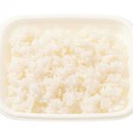 セブンイレブンの御飯を比較する。税込価格：270円、カロリー：340kcal、1円あたりカロリー：1.26kcal/円、たんぱく質：5.6g、1円あたりたんぱく質：0.02g/円、脂質：1.6g、炭水化物：76.4g、糖質：75g、食物繊維：1.4g、食塩相当量：0.1g。こだわりの釜でふっくら炊き上げた御飯です。アレルギー：なし。