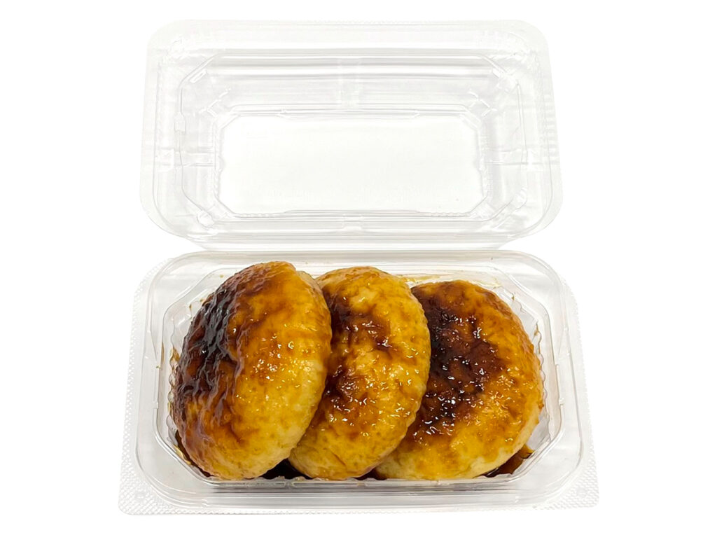 セブンイレブンの焼きまんじゅうを比較する。税込価格：292円、カロリー：312kcal、1円あたりカロリー：1.07kcal/円、たんぱく質：8.2g、1円あたりたんぱく質：0.03g/円、脂質：1.3g、炭水化物：67.4g、糖質：66.2g、食物繊維：1.2g、食塩相当量：2.1g。群馬県の郷土の味、焼きまんじゅうです。粉の配合からこだわった軽い食感と、あまじょっぱいたれをつけながら焼き上げた、甘じょっぱく香ばしい味わいです。アレルギー：小麦。