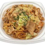 セブンイレブンの鉄板で焼いた焼うどんを比較する。税込価格：538円、カロリー：636kcal、1円あたりカロリー：1.18kcal/円、たんぱく質：17.9g、1円あたりたんぱく質：0.03g/円、脂質：20.5g、炭水化物：98.8g、糖質：91.3g、食物繊維：7.5g、食塩相当量：4.5g。もちもち食感の麺と野菜を高温の鉄板で焼き上げた、香ばしい焼うどんです。アレルギー：卵、小麦。