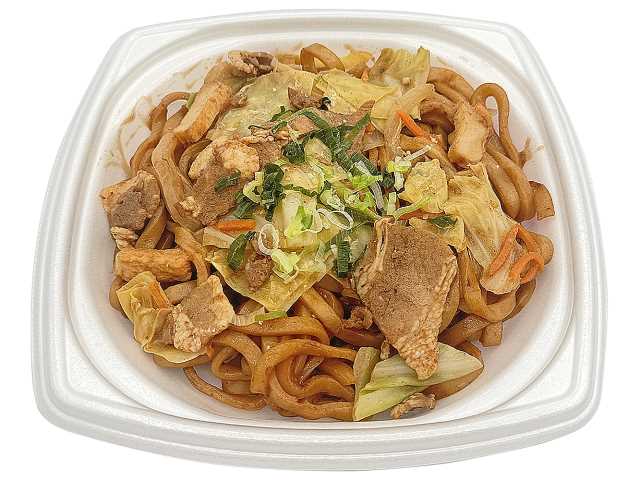 セブンイレブンの鉄板で焼いた焼うどんを比較する。税込価格：538円、カロリー：636kcal、1円あたりカロリー：1.18kcal/円、たんぱく質：17.9g、1円あたりたんぱく質：0.03g/円、脂質：20.5g、炭水化物：98.8g、糖質：91.3g、食物繊維：7.5g、食塩相当量：4.5g。もちもち食感の麺と野菜を高温の鉄板で焼き上げた、香ばしい焼うどんです。アレルギー：卵、小麦。