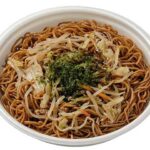 セブンイレブンのソース焼そばを比較する。税込価格：430円、カロリー：748kcal、1円あたりカロリー：1.74kcal/円、たんぱく質：20.9g、1円あたりたんぱく質：0.05g/円、脂質：24.1g、炭水化物：115.8g、糖質：107.9g、食物繊維：7.9g、食塩相当量：7.8g。風味豊かなウスターソースを使用し、旨みとコクを感じられる昔ながらの味わいに仕上げました。アレルギー：卵、小麦。