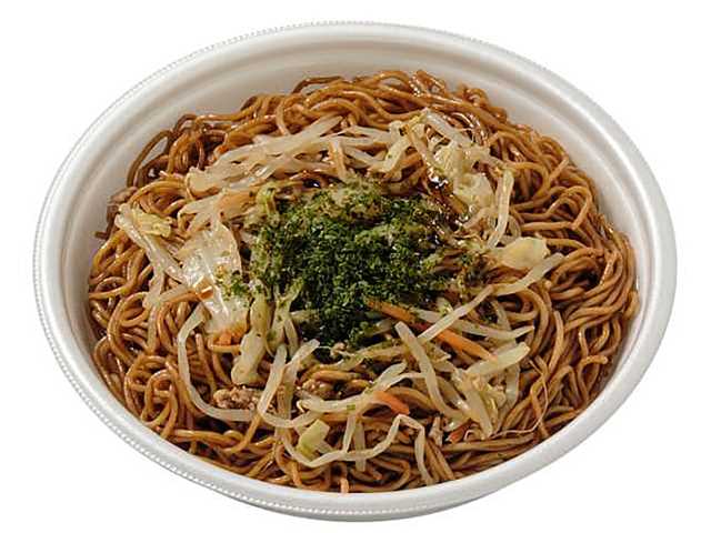 セブンイレブンのソース焼そばを比較する。税込価格：430円、カロリー：748kcal、1円あたりカロリー：1.74kcal/円、たんぱく質：20.9g、1円あたりたんぱく質：0.05g/円、脂質：24.1g、炭水化物：115.8g、糖質：107.9g、食物繊維：7.9g、食塩相当量：7.8g。風味豊かなウスターソースを使用し、旨みとコクを感じられる昔ながらの味わいに仕上げました。アレルギー：卵、小麦。