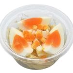 セブンイレブンのたまごが主役のマカロニサラダを比較する。税込価格：279円、カロリー：264kcal、1円あたりカロリー：0.95kcal/円、たんぱく質：11.8g、1円あたりたんぱく質：0.04g/円、脂質：17.3g、炭水化物：15.8g、糖質：14.7g、食物繊維：1.1g、食塩相当量：1.6g。コクのある味付けのマカロニサラダと、ゆでたまごを組み合わせたサラダです。アレルギー：卵、乳、小麦。