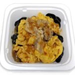 セブンイレブンの豚肉ときくらげのふんわり中華玉子炒めを比較する。税込価格：387円、カロリー：306kcal、1円あたりカロリー：0.79kcal/円、たんぱく質：15.2g、1円あたりたんぱく質：0.04g/円、脂質：21.3g、炭水化物：15.2g、糖質：11.3g、食物繊維：3.9g、食塩相当量：2.6g。ふわふわの玉子炒めときくらげのコリコリ食感が楽しめる、コクと旨みのある特製たれが特長の中華玉子炒めです。アレルギー：卵、小麦。
