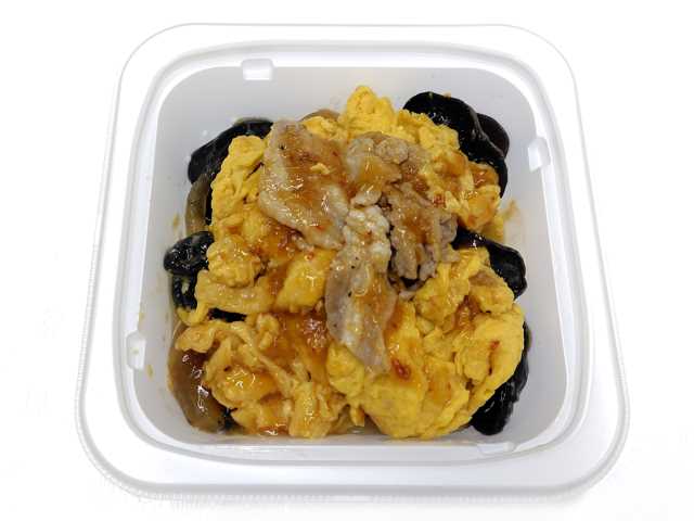 セブンイレブンの豚肉ときくらげのふんわり中華玉子炒めを比較する。税込価格：387円、カロリー：306kcal、1円あたりカロリー：0.79kcal/円、たんぱく質：15.2g、1円あたりたんぱく質：0.04g/円、脂質：21.3g、炭水化物：15.2g、糖質：11.3g、食物繊維：3.9g、食塩相当量：2.6g。ふわふわの玉子炒めときくらげのコリコリ食感が楽しめる、コクと旨みのある特製たれが特長の中華玉子炒めです。アレルギー：卵、小麦。