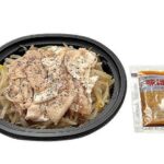 セブンイレブンのぽん酢で食べる豚しゃぶもやし 道産豚肉使用を比較する。税込価格：408円、カロリー：136kcal、1円あたりカロリー：0.33kcal/円、たんぱく質：11.1g、1円あたりたんぱく質：0.03g/円、脂質：6.6g、炭水化物：9.7g、糖質：6.5g、食物繊維：3.2g、食塩相当量：2.5g。シャキシャキ食感のもやしと豚肉に、さっぱりとした味わいのぽん酢を合わせた食べ応えのある惣菜です。アレルギー：小麦。