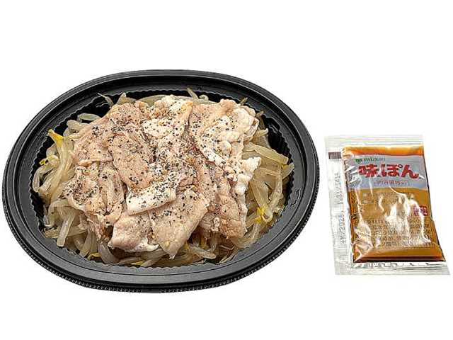 セブンイレブンのぽん酢で食べる豚しゃぶもやし 道産豚肉使用を比較する。税込価格：408円、カロリー：136kcal、1円あたりカロリー：0.33kcal/円、たんぱく質：11.1g、1円あたりたんぱく質：0.03g/円、脂質：6.6g、炭水化物：9.7g、糖質：6.5g、食物繊維：3.2g、食塩相当量：2.5g。シャキシャキ食感のもやしと豚肉に、さっぱりとした味わいのぽん酢を合わせた食べ応えのある惣菜です。アレルギー：小麦。