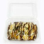 セブンイレブンのオムそば。税込価格：430円、カロリー：471kcal、たんぱく質：15.3g、脂質：15g、炭水化物：70.5g、糖質：66.7g、食物繊維：3.8g、食塩相当量：4.9g。ソース焼そばに玉子シート、マヨネーズ、お好みソース、あおさ粉をかけたオムそばです。アレルギー：卵、小麦。