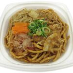 セブンイレブンの特製たれの豚肉焼うどんを比較する。税込価格：581円、カロリー：672kcal、1円あたりカロリー：1.16kcal/円、たんぱく質：20.5g、1円あたりたんぱく質：0.04g/円、脂質：21.3g、炭水化物：101.9g、糖質：97.2g、食物繊維：4.7g、食塩相当量：5g。豚肉炒めと野菜炒めを盛りつけたボリューム感のある焼うどんです。アレルギー：卵、小麦。