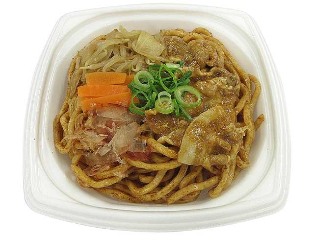 セブンイレブンの特製たれの豚肉焼うどんを比較する。税込価格：581円、カロリー：672kcal、1円あたりカロリー：1.16kcal/円、たんぱく質：20.5g、1円あたりたんぱく質：0.04g/円、脂質：21.3g、炭水化物：101.9g、糖質：97.2g、食物繊維：4.7g、食塩相当量：5g。豚肉炒めと野菜炒めを盛りつけたボリューム感のある焼うどんです。アレルギー：卵、小麦。
