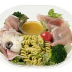 セブンイレブンの生ハムとチーズのバジルサラダを比較する。税込価格：646円、カロリー：281kcal、1円あたりカロリー：0.44kcal/円、たんぱく質：12g、1円あたりたんぱく質：0.02g/円、脂質：18g、炭水化物：20g、糖質：15.7g、食物繊維：4.3g、食塩相当量：3.1g。生ハムや２種類のチーズに相性の良いバジルマカロニを組み合わせた彩り鮮やかなサラダです。アレルギー：卵、乳、小麦。
