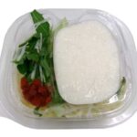 セブンイレブンのだし香るねばりっこパスタサラダを比較する。税込価格：430円、カロリー：292kcal、1円あたりカロリー：0.68kcal/円、たんぱく質：9.8g、1円あたりたんぱく質：0.02g/円、脂質：3.1g、炭水化物：58g、糖質：54.4g、食物繊維：3.6g、食塩相当量：3.2g。ねばりの強い鳥取県産ねばりっこを使用したパスタサラダです。昆布や鰹のだしが効いたドレッシングで、カリカリ梅を入れることで最後までおいしく食べられるサラダです。アレルギー：小麦。