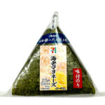 セブンイレブンの味付のりおにぎり 海老マヨネーズを比較する。税込価格：232円、カロリー：214kcal、1円あたりカロリー：0.92kcal/円、たんぱく質：4.3g、1円あたりたんぱく質：0.02g/円、脂質：5.9g、炭水化物：36.7g、糖質：34.9g、食物繊維：1.8g、食塩相当量：1g。人気のある海老マヨネーズを具材にしたおにぎりです。アレルギー：卵、乳、小麦、えび。