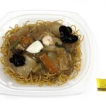 セブンイレブンの旨みあん絡む 香ばし麺のあんかけ焼そばを比較する。税込価格：648円、カロリー：629kcal、1円あたりカロリー：0.97kcal/円、たんぱく質：23.7g、1円あたりたんぱく質：0.04g/円、脂質：19.5g、炭水化物：95g、糖質：84.4g、食物繊維：10.6g、食塩相当量：5.5g。オイスターソースや様々な具材の旨みが溶け込んだあんかけと香ばしく炒めた麺を組合せたあんかけ焼そばです。アレルギー：卵、小麦、えび。