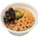 セブンイレブンのつるもち太麺春雨 麻辣湯を比較する。税込価格：430円、カロリー：256kcal、1円あたりカロリー：0.60kcal/円、たんぱく質：9.8g、1円あたりたんぱく質：0.02g/円、脂質：9.1g、炭水化物：36.5g、糖質：30.9g、食物繊維：5.6g、食塩相当量：4.9g。つるもち食感の太麺春雨を使用した麻辣湯です。花椒の香り、唐辛子の辛味が効いたスープで野菜も取れる満足感ある仕立てです。アレルギー：小麦。