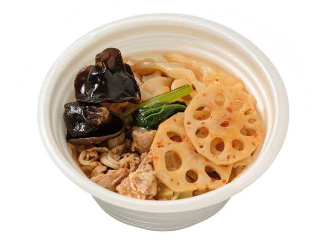 セブンイレブンのつるもち太麺春雨 麻辣湯を比較する。税込価格：430円、カロリー：256kcal、1円あたりカロリー：0.60kcal/円、たんぱく質：9.8g、1円あたりたんぱく質：0.02g/円、脂質：9.1g、炭水化物：36.5g、糖質：30.9g、食物繊維：5.6g、食塩相当量：4.9g。つるもち食感の太麺春雨を使用した麻辣湯です。花椒の香り、唐辛子の辛味が効いたスープで野菜も取れる満足感ある仕立てです。アレルギー：小麦。