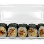 セブンイレブンの豚焼肉唐辛子マヨネーズ巻５巻を比較する。税込価格：473円、カロリー：528kcal、1円あたりカロリー：1.12kcal/円、たんぱく質：12.2g、1円あたりたんぱく質：0.03g/円、脂質：19.3g、炭水化物：78g、糖質：74.5g、食物繊維：3.5g、食塩相当量：4.6g。甘く濃いタレで炒めた豚肉を唐辛子マヨネーズと一緒に巻き上げたお寿司の詰合せです。アレルギー：卵、小麦。
