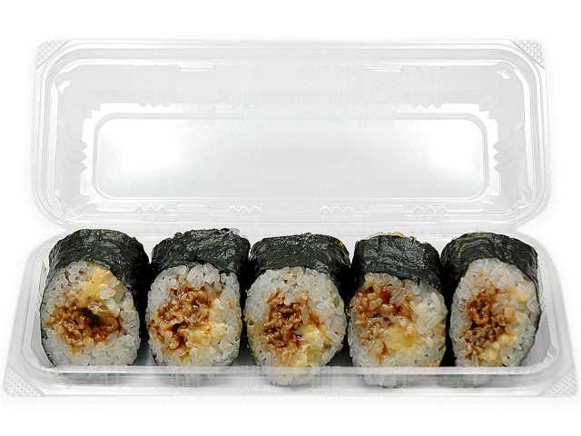 セブンイレブンの豚焼肉唐辛子マヨネーズ巻５巻を比較する。税込価格：473円、カロリー：528kcal、1円あたりカロリー：1.12kcal/円、たんぱく質：12.2g、1円あたりたんぱく質：0.03g/円、脂質：19.3g、炭水化物：78g、糖質：74.5g、食物繊維：3.5g、食塩相当量：4.6g。甘く濃いタレで炒めた豚肉を唐辛子マヨネーズと一緒に巻き上げたお寿司の詰合せです。アレルギー：卵、小麦。