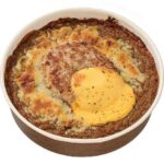ハンバーグ焼きカレードリア セブンイレブン 肉の旨味と野菜の甘味やコクが特長のカレーソースに、ハンバーグとチーズソースを組み合わせた食べ応えのあるドリア。