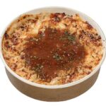 セブンイレブンの３種のチーズとたっぷりソースのミートドリアを比較する。税込価格：400円、カロリー：463kcal、1円あたりカロリー：1.16kcal/円、たんぱく質：14.1g、1円あたりたんぱく質：0.04g/円、脂質：13.1g、炭水化物：73.6g、糖質：70.8g、食物繊維：2.8g、食塩相当量：3.8g。デミグラスソースのコクを感じられるミートソースとホワイトソースの２種類のソースを使用したドリアです。アレルギー：乳、小麦。