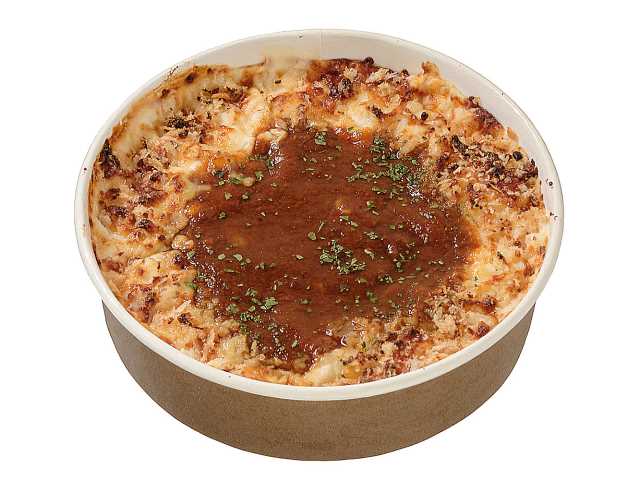 セブンイレブンの３種のチーズとたっぷりソースのミートドリアを比較する。税込価格：400円、カロリー：463kcal、1円あたりカロリー：1.16kcal/円、たんぱく質：14.1g、1円あたりたんぱく質：0.04g/円、脂質：13.1g、炭水化物：73.6g、糖質：70.8g、食物繊維：2.8g、食塩相当量：3.8g。デミグラスソースのコクを感じられるミートソースとホワイトソースの２種類のソースを使用したドリアです。アレルギー：乳、小麦。