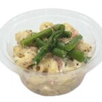 セブンイレブンの旬のアスパラマカロニサラダを比較する。税込価格：322円、カロリー：230kcal、1円あたりカロリー：0.71kcal/円、たんぱく質：4.5g、1円あたりたんぱく質：0.01g/円、脂質：16.6g、炭水化物：16.6g、糖質：14.6g、食物繊維：2g、食塩相当量：2.1g。旬の山形県産アスパラガスを使用したマカロニサラダです。アレルギー：卵、乳、小麦。
