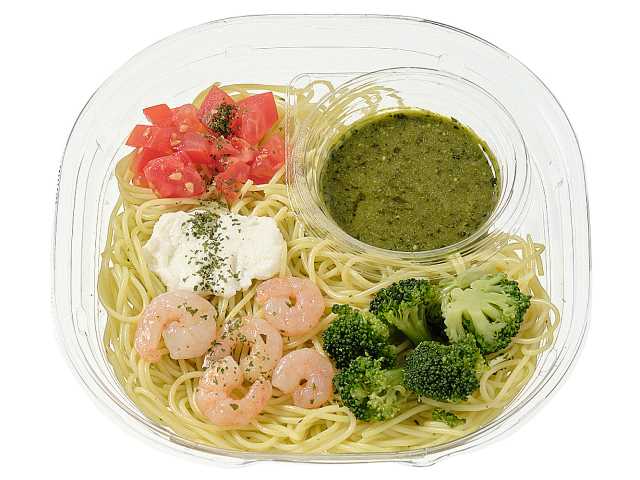 冷製パスタ 海老とブロッコリーのバジル セブンイレブン 爽やかな風味のバジルソースの冷製パスタ。具材にトマトとクリームチーズソースを合せることで酸味とクリーム感が加わり、食べ進みの良い仕立て。