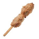 セブンイレブンのおでん なんこつ入り鶏つくね串を比較する。税込価格：180円、カロリー：66kcal、1円あたりカロリー：0.37kcal/円、たんぱく質：7g、1円あたりたんぱく質：0.04g/円、脂質：4g、炭水化物：0.7g、糖質：0.5g、食物繊維：0.2g、食塩相当量：0.8g。なんこつを入れることで、コリコリとした食感が特長の鶏つくね串です。アレルギー：卵、乳、小麦 特定原材料に準ずる20品目: 大豆、鶏肉。