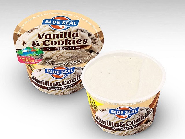 セブンイレブンのブルーシールカップ バニラ＆クッキーを比較する。税込価格：184円。アレルギー：乳、小麦。