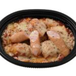 スパイシーチリトマト ポテト＆ソーセージ セブンイレブン スパイスを効かせたトマトソースと、じゃがいも・ペンネ・ソーセージを組み合わせたボリューム感のあるチーズ焼き。チェダーチーズでコクのある味わいに仕上げ。