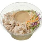 セブンイレブンの豚しゃぶパスタサラダを比較する。税込価格：397円、カロリー：369kcal、1円あたりカロリー：0.93kcal/円、たんぱく質：16.6g、1円あたりたんぱく質：0.04g/円、脂質：16.6g、炭水化物：40.5g、糖質：35.9g、食物繊維：4.6g、食塩相当量：3.1g。豚しゃぶ、野菜、パスタをごまポン酢と一緒に召し上がっていただくパスタサラダです。アレルギー：卵、小麦。