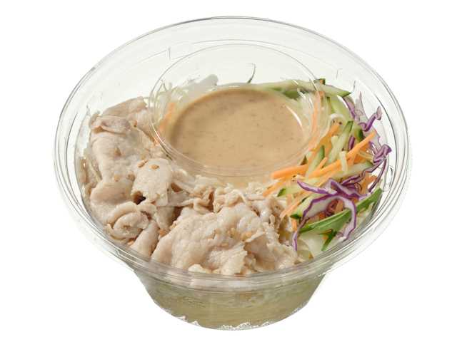 セブンイレブンの豚しゃぶパスタサラダを比較する。税込価格：397円、カロリー：369kcal、1円あたりカロリー：0.93kcal/円、たんぱく質：16.6g、1円あたりたんぱく質：0.04g/円、脂質：16.6g、炭水化物：40.5g、糖質：35.9g、食物繊維：4.6g、食塩相当量：3.1g。豚しゃぶ、野菜、パスタをごまポン酢と一緒に召し上がっていただくパスタサラダです。アレルギー：卵、小麦。