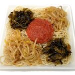セブンイレブンの高菜と博多辛子明太子の焼ビーフンを比較する。税込価格：432円、カロリー：375kcal、1円あたりカロリー：0.87kcal/円、たんぱく質：8.1g、1円あたりたんぱく質：0.02g/円、脂質：9.2g、炭水化物：67.2g、糖質：62.9g、食物繊維：4.3g、食塩相当量：5.3g。地区でなじみのある、高菜と博多辛子明太子を使用した焼ビーフンです。アレルギー：小麦。